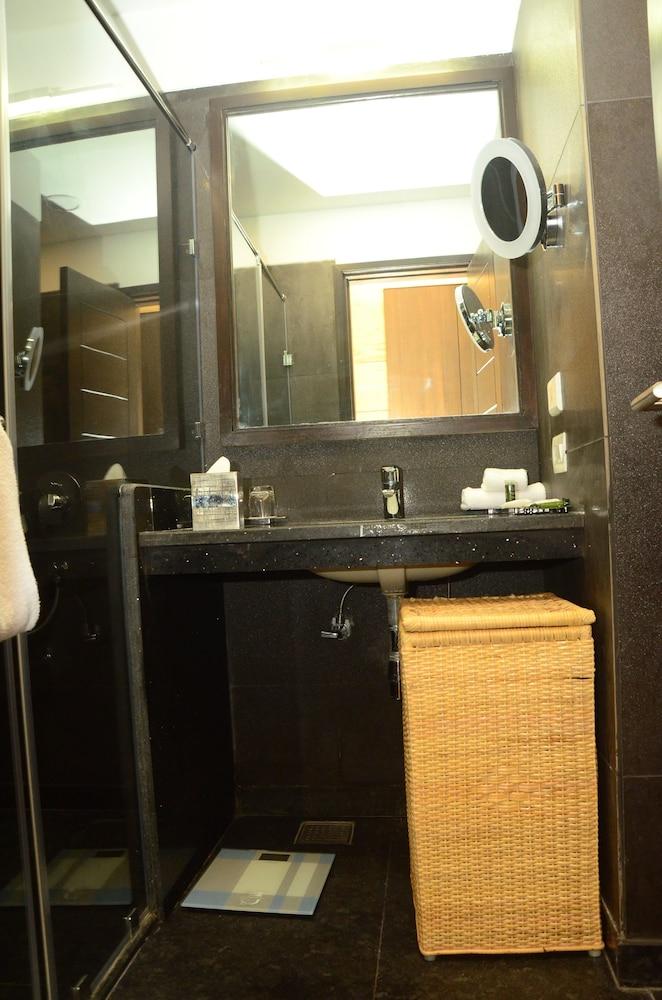Radisson Chandigarh Zirakpur Exterior photo Bathroom