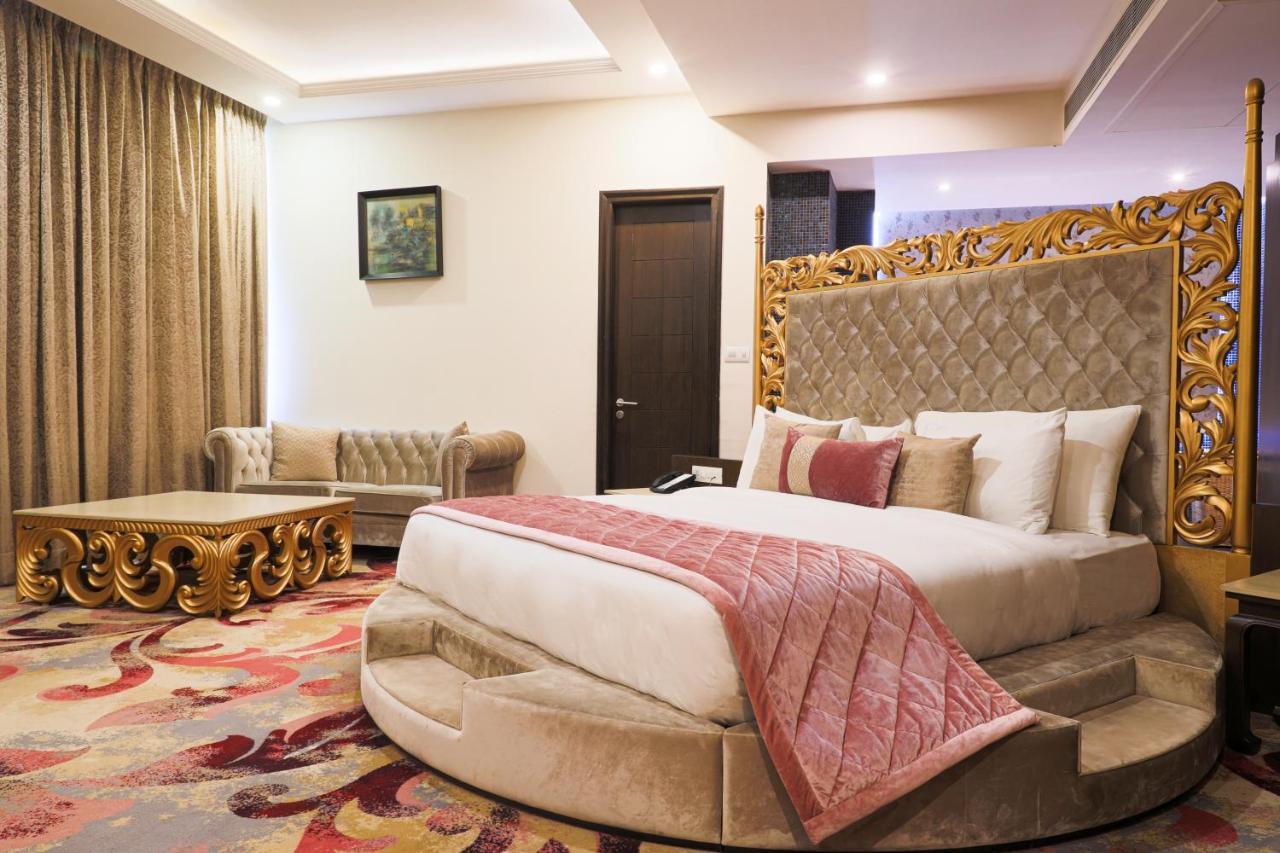 Radisson Chandigarh Zirakpur Exterior photo A suite at the Taj Bengal