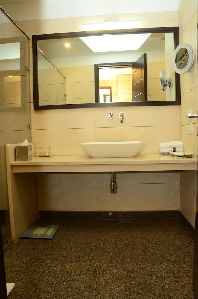 Radisson Chandigarh Zirakpur Exterior photo Bathroom
