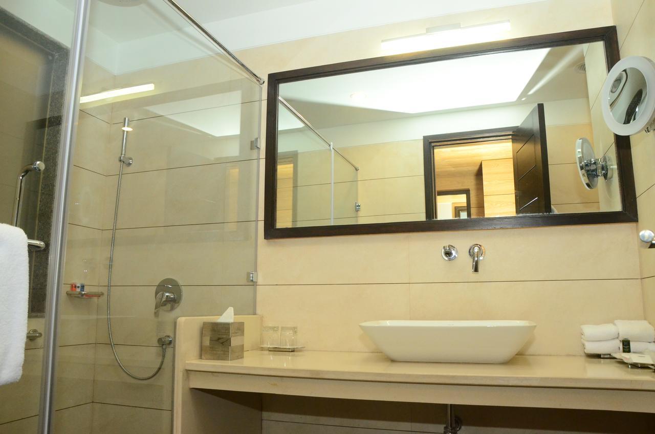 Radisson Chandigarh Zirakpur Exterior photo Bathroom